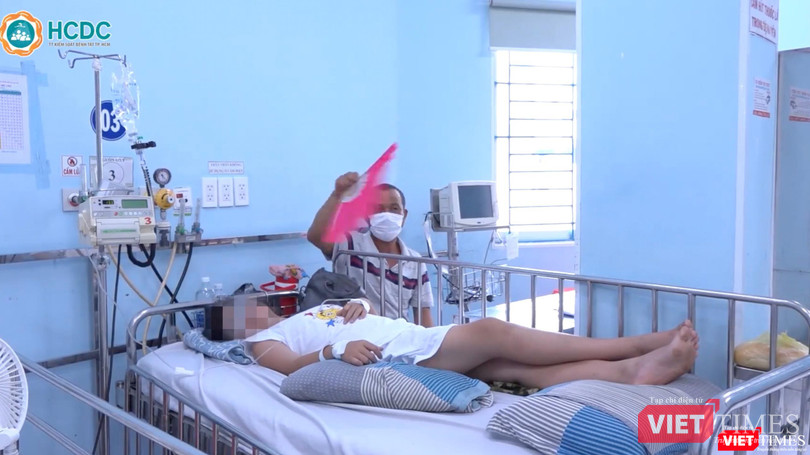 Bệnh nhân sốt xuất huyết cần được theo dõi chặt chẽ và nhập viện kịp thời. Ảnh: HCDC