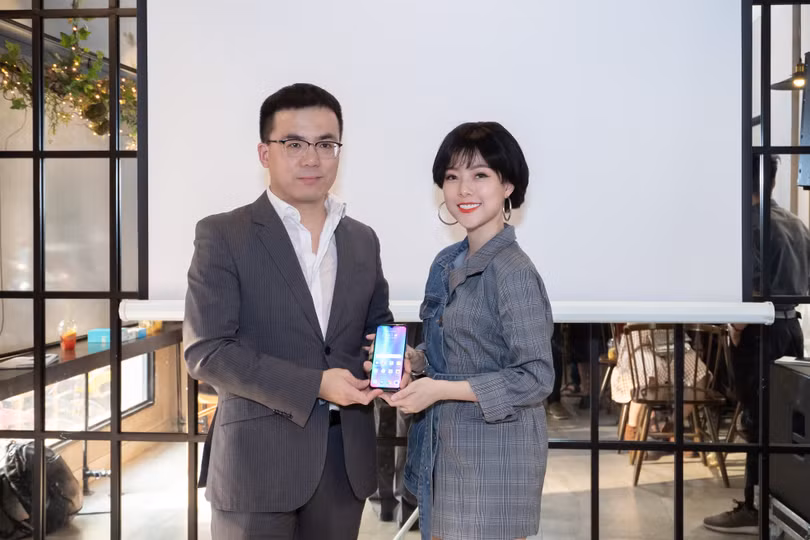 Ông Simon Xu, chủ tịch HONOR Vietnam và diễn viên Trần Hà Quỳnh Anh tại buổi lễ ra mắt Lite 10.