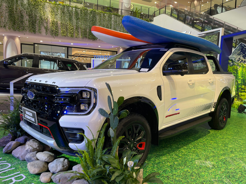 Ranger Stormtrak trắng.jpg