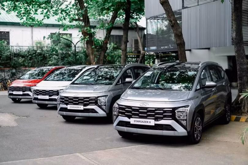 hyundai stargaze X nhiều xe.jpeg