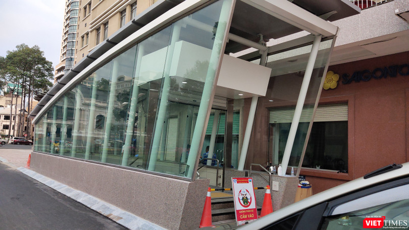 Lối xuống Ga Metro trung tâm, trước cửa Nhà hát TP.HCM (Ảnh: Hòa Bình) 