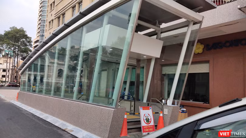 Lối xuống Ga Metro trung tâm, trước cửa Nhà hát TP.HCM (Ảnh: Hòa Bình) 