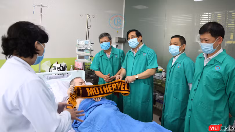 Bệnh nhân 91 giao lưu với PGS Ts Lương Ngọc Khuê và nói "Cảm ơn" bằng tiếng Việt (Ảnh: BVCR) 