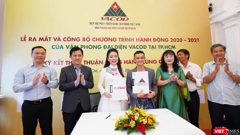 Bà Lê Thúy Nga – Trưởng Văn phòng Đại diện VACOD tại TP.HCM (người mặc áo dài trắng) sau khi ký kết hợp tác với Mắt Bão, trước sự chứng kiến của đại diện lãnh đạo Hiệp hội (Ảnh: HB)