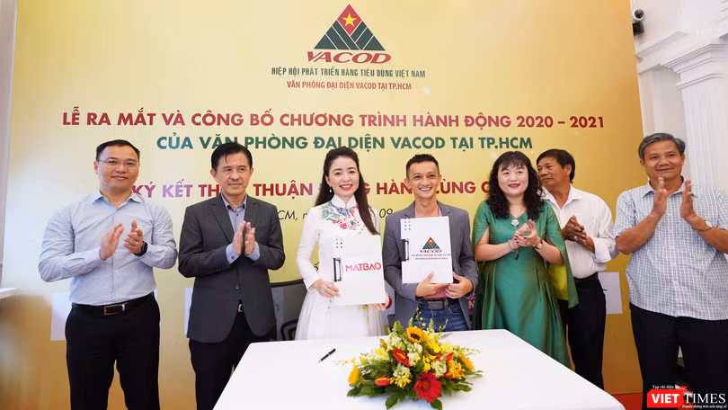 Bà Lê Thúy Nga – Trưởng Văn phòng Đại diện VACOD tại TP.HCM (người mặc áo dài trắng) sau khi ký kết hợp tác với Mắt Bão, trước sự chứng kiến của đại diện lãnh đạo Hiệp hội (Ảnh: HB)