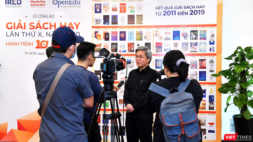 Nhà hoạt động giáo dục Giản Tư Trung trả lời báo chí (Ảnh: HB) 