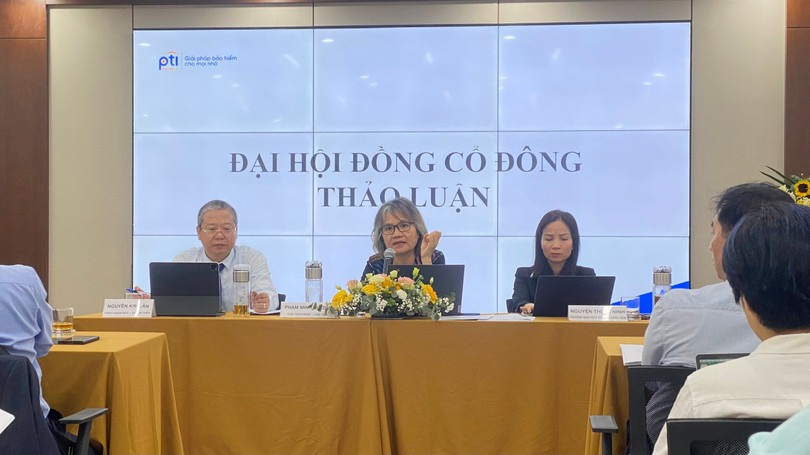 Bà Phạm Minh Hương - Chủ tịch HĐQT PTI - trao đổi với cổ đông tại ĐHĐCĐ thường niên năm 2023