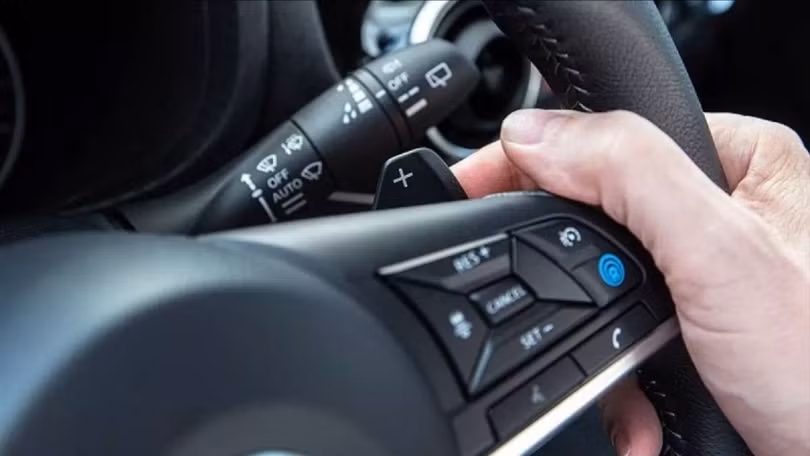 Lẫy chuyển số trên vô lăng sử dụng trong trường hợp nào?