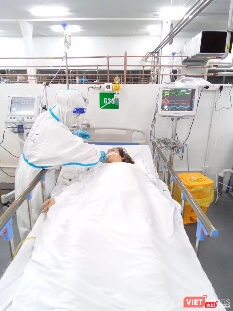 Bệnh nhân COVID-19 tại Khoa Hồi sức tích cực Bệnh nhân COVID-19 tại Khoa Hồi sức tích cực