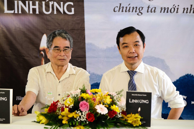 Nhà văn Nguyễn Mạnh Tuấn và ông Nguyễn Văn Phước - Giám đốc Công ty Văn hoá Sáng tạo First News Trí Việt 