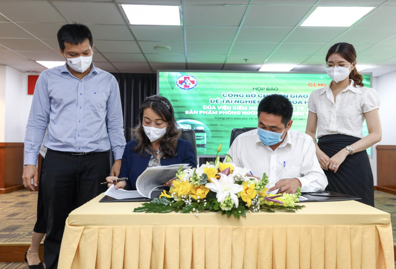 TS. Nguyễn Thị Thanh Hà – Phó Viện trưởng Viện Kiểm nghiệm thuốc TP.HCM (bên trái) và ông Nguyễn Việt Bình (bên phải) tại Lễ ký kết chuyển giao giữa Viện Kiểm nghiệm thuốc TP.HCM và Cty CP Dược phẩm Gia Lai