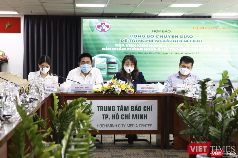 Ông Nguyễn Việt Bình - Giám đốc Cty CP Dược liệu Gia Lai, TS. Nguyễn Thị Thanh Hà – Phó Viện trưởng Viện Kiểm nghiệm thuốc TP.HCM và Dược sĩ Thắng tại họp báo- Ảnh: Hoà Bình
