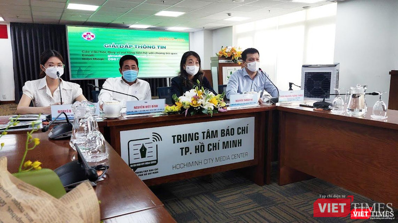 Từ phải qua: Dược sĩ Phan Nguyễn Trường Thắng, TS Nguyễn Thị Thanh Hà - Phó Viện trưởng Viện Kiểm nghiệm thuốc TP.HCM, ông Nguyễn Việt Bình - Giám đốc Công ty CP Dược phẩm Gia Lai - Ảnh: Hoà Bình