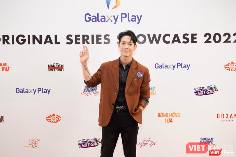 Song Luân tham dự sự kiện chiều 18/1