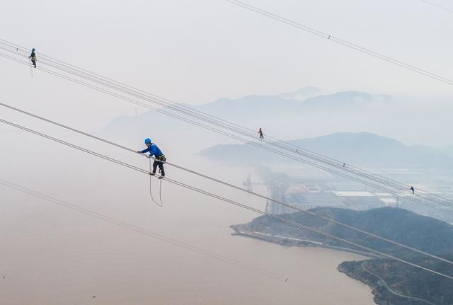 Công nhân đang làm việc trên hệ thống đường dây điện cao thế tại Trung Quốc. Ảnh: Getty. Công nhân đang làm việc trên hệ thống đường dây điện cao thế tại Trung Quốc. Ảnh: Getty.