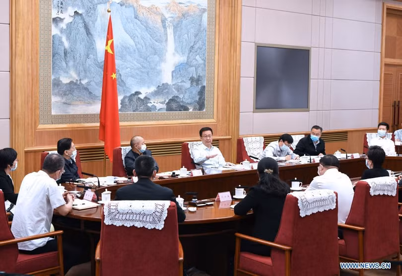 Uỷ viên Thường vụ Bộ Chính trị, Phó Thủ tướng thứ nhất Quốc vụ Viện Trung Quốc Hàn Chính chỉ đạo công tác bảo đảm y tế (Ảnh: NEWS.CN)