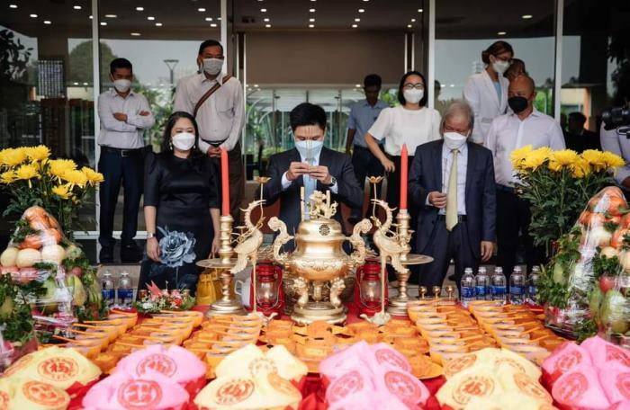 Ông Phan Thành (giữa) trong lễ khởi động dự án Grand Sentosa