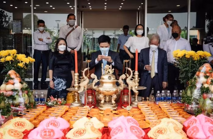 Ông Phan Thành (giữa) trong lễ khởi động dự án Grand Sentosa