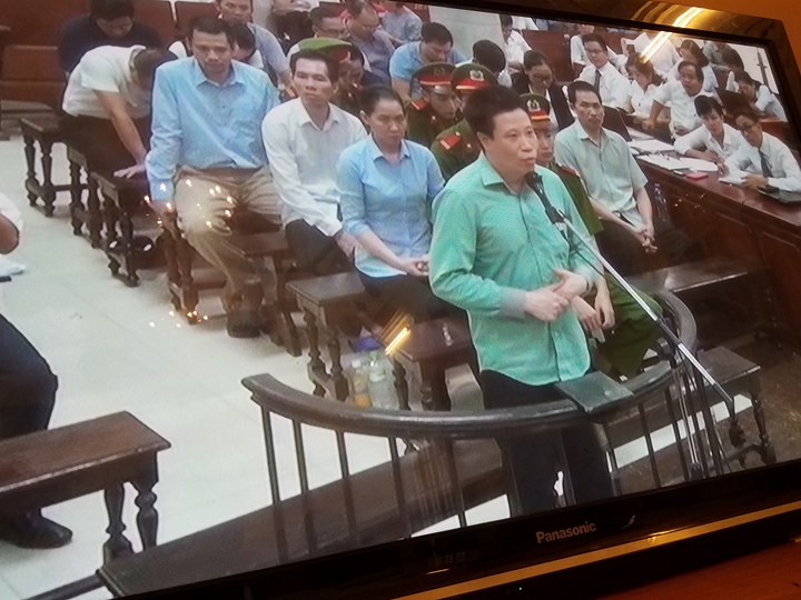 Hà Văn Thắm: “Chứ bị cáo nghĩ rằng là đòi như vậy thì rất xấu hổ”. (Ảnh: X.T)