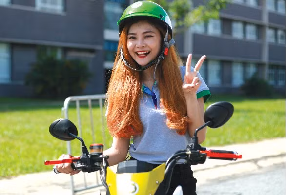 Muốn thành công trong cuộc cách mạng công nghiệp lần thứ tư, Việt Nam phải trở thành quốc gia khởi nghiệp đổi mới sáng tạo. Cuộc cách mạng này không có chỗ cho sự chậm trễ khi tốc độ giữ vai trò quyết định. Trong ảnh: một dự án xe máy điện cộng đồng (dùng