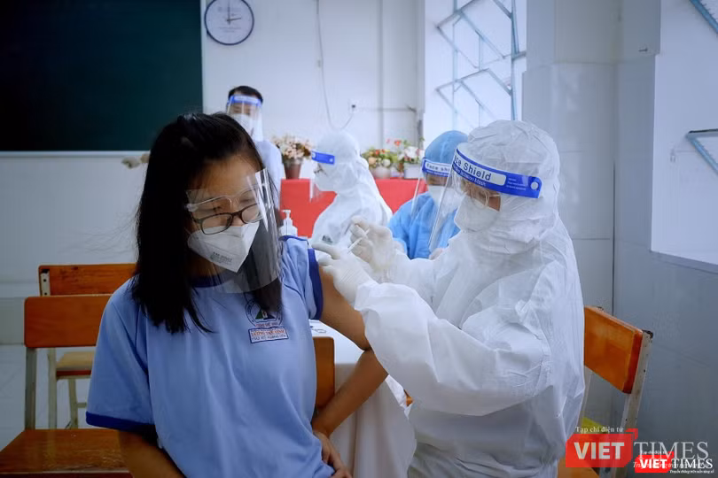 Học sinh ở TPHCM được tiêm vắc xin ngừa COVID-19