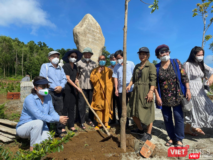 Các nhà văn tới từ TP.HCM tham gia trồng cây ở Trúc Lâm Thiền Viện Phú Yên