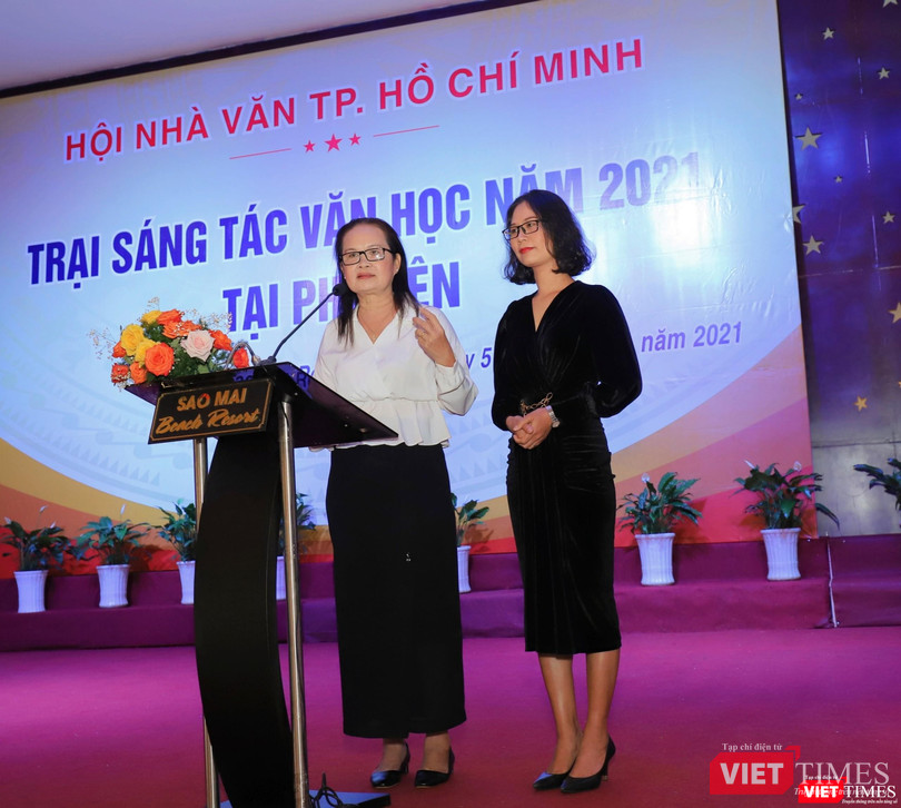 Nhà văn Bích Ngân - Chủ tịch Hội Nhà văn TP.HCM và nhà văn Phương Huyền chia sẻ về những nỗ lực đi làm thiện nguyện trong suốt thời gian dịch bệnh diễn ra phức tạp