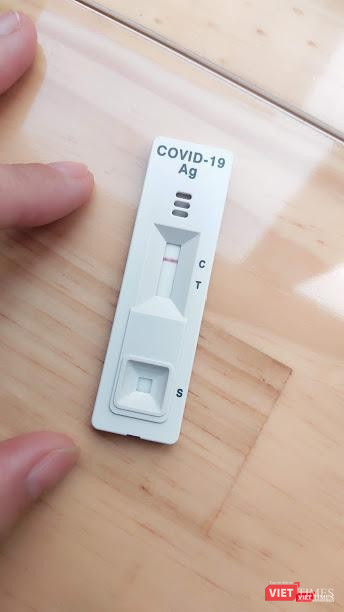 Tự xét nghiệm COVID-19 tại nhà với bộ kit đã được Bộ Y tế cấp phép. Một vạch C là kết quả âm tính. Ảnh: Hoà Bình