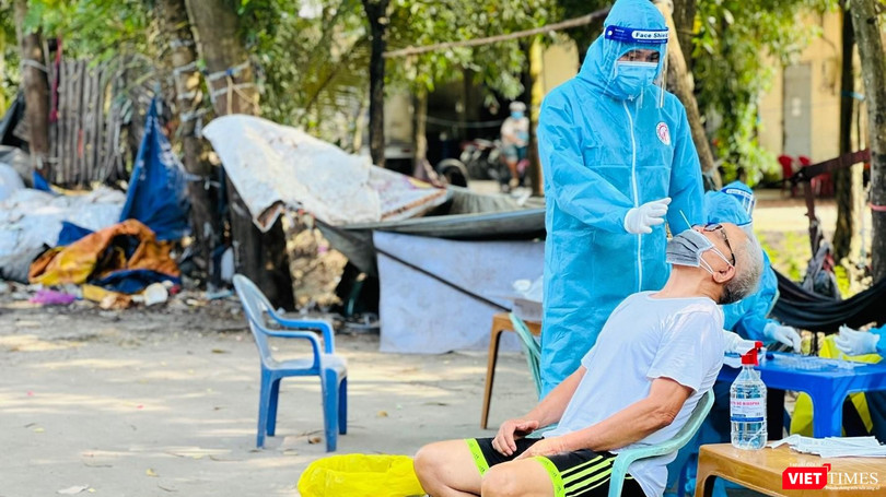 Xét nghiệm cư dân vùng dịch. Ảnh: HCDC 