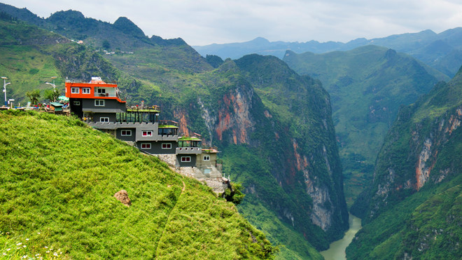 Tòa nhà bê tông với chức năng nhà nghỉ, nhà hàng, quán cà phê... trên đèo Mã Pì Lèng đã sửa thành điểm dừng chân sau khi gây ồn ào
