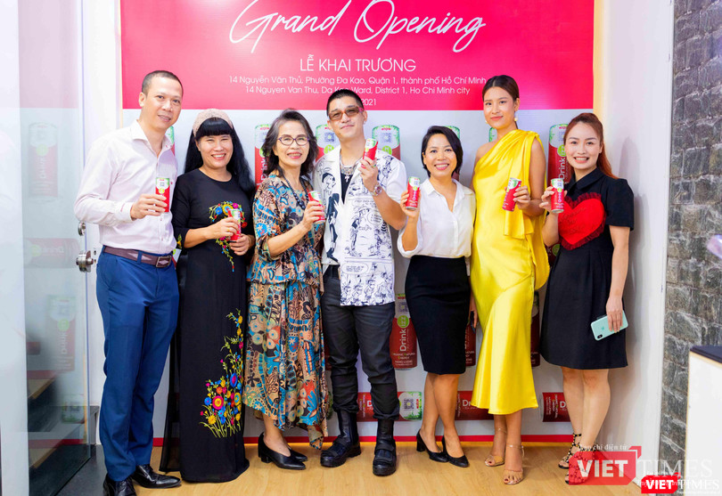 Từ trái qua: ông Đỗ Văn Long, bà Nguyễn Thị Thu Liên, bà Nguyễn Thị Hồng Minh - Chủ tịch Hiệp hội Thực phẩm Minh bạch cùng các khách mời khác chụp ảnh lưu niệm với CEO Drinkizz