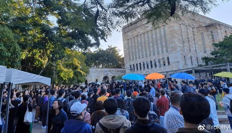 Vụ xung đột giữa các sinh viên Trung Quốc Đại Lục và Hồng Kông tại Đại học Queensland là tác nhân trực tiếp khiến chính phủ Australia điều tra các hợp đồng ký giữa 13 trường đại học với Viện Khổng Tử của Trung Quốc 