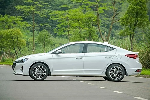 Một mẫu Hyundai Elantra lăn bánh tại Việt Nam.