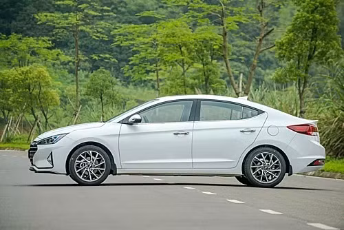 Một mẫu Hyundai Elantra lăn bánh tại Việt Nam.