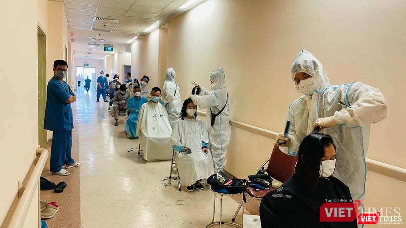 Bác sĩ và nhân viên y tế ở Trung tâm Hồi sức COVID-19 Bệnh viện Đại học Y Dược TP.HCM xuống tóc trước khi vào "trận chiến" Bác sĩ và nhân viên y tế ở Trung tâm Hồi sức COVID-19 Bệnh viện Đại học Y Dược TP.HCM xuống tóc trước khi vào "trận chiến"