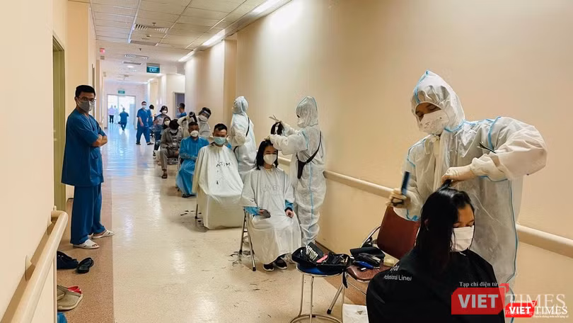 Bác sĩ và nhân viên y tế ở Trung tâm Hồi sức COVID-19 Bệnh viện Đại học Y Dược TP.HCM xuống tóc trước khi vào "trận chiến" Bác sĩ và nhân viên y tế ở Trung tâm Hồi sức COVID-19 Bệnh viện Đại học Y Dược TP.HCM xuống tóc trước khi vào "trận chiến"