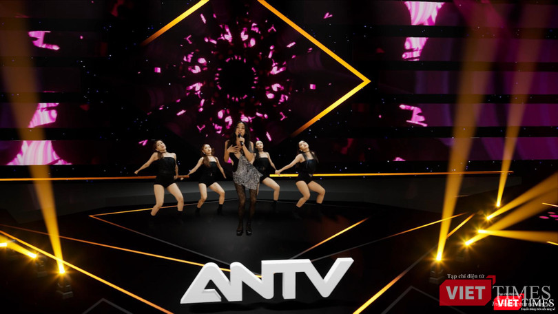 Văn Mai Hương biểu diễn trong chương trình Văn Mai Hương biểu diễn trong chương trình