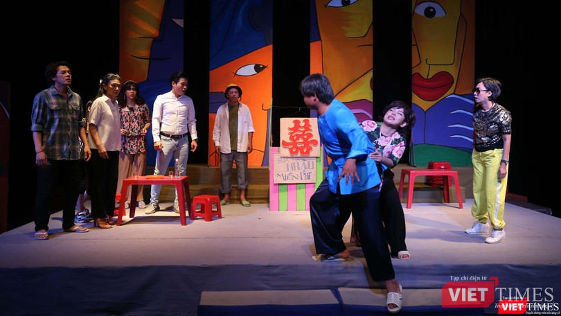 Vở diễn mang đến những tiếng cười thoải mái cho khán giả bằng phương pháp dàn dựng náo kịch