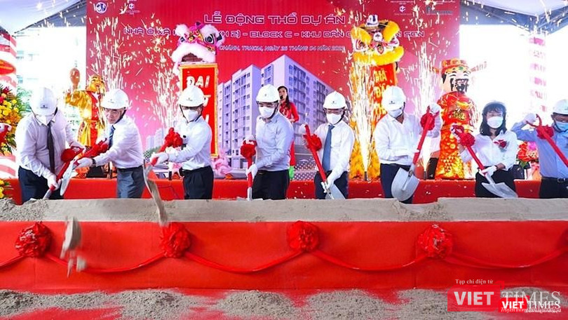 Các đại biểu thực hiện nghi thức động thổ khởi công dự án nhà ở xã hội Bình Chánh