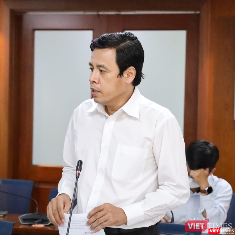 Phó Giám đốc Sở Kế hoạch và Đầu tư - ông Trần Anh Tuấn lý giải nguyên nhân tỷ lệ giải ngân vốn đầu tư công thấp. Ảnh: Linh Nhi