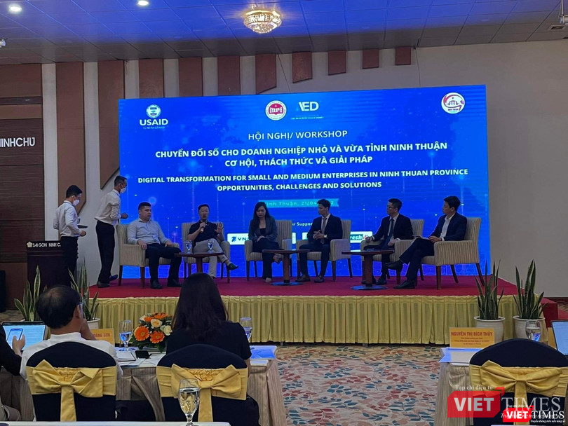 Ông Đào Trung Thành ngồi ngoài cùng bên phải ảnh, với vai trò điều phối phiên thảo luận tại Hội nghị Chuyển đổi số tỉnh Ninh Thuận