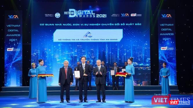 Ông Nguyễn Thanh Hải – Phó Giám đốc Sở Thông tin và Truyền thông tỉnh An Giang nhận cúp và chứng nhận đạt Giải thưởng Chuyển đổi số Việt Nam ở hạng mục Cơ quan Nhà nước chuyển đổi số xuất sắc