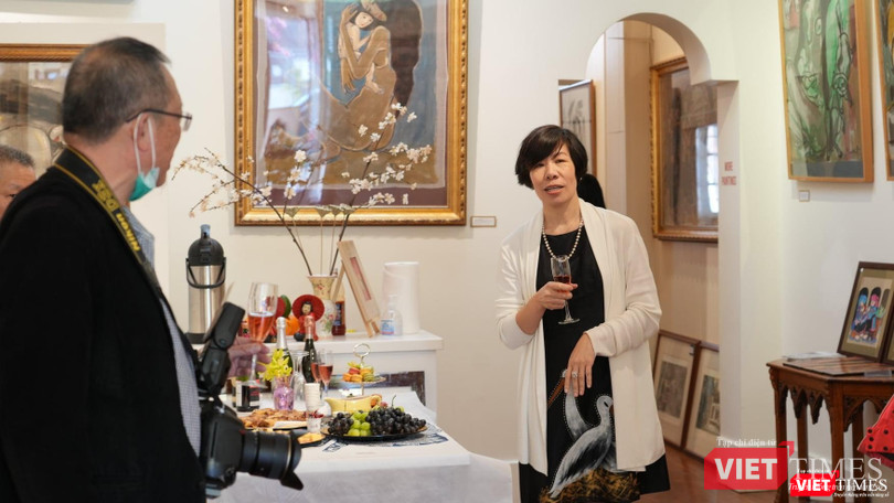 Nhà sưu tập Dung Thiều tại triển lãm Tranh Phạm Lực tại Canada Nhà sưu tập Dung Thiều tại triển lãm Tranh Phạm Lực tại Canada