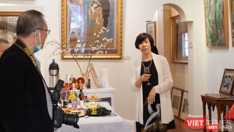 Nhà sưu tập Dung Thiều tại triển lãm Tranh Phạm Lực tại Canada