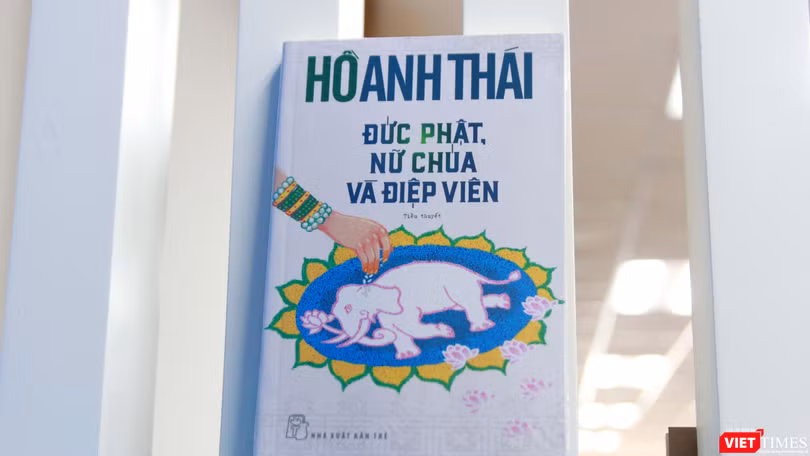 Nhà văn Hồ Anh Thái vừa ra mắt ấn phẩm mới "Đức Phật, nữ chúa và điệp viên" 