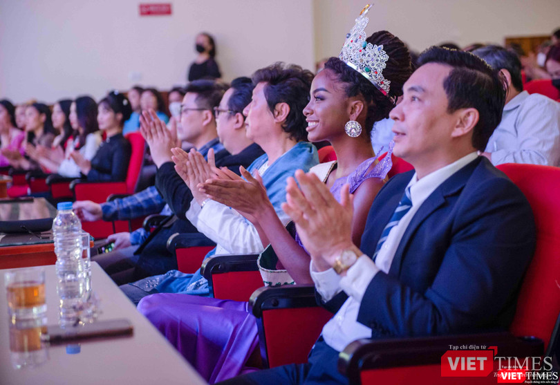 Chủ đề “Những đoá hoa nắng mai” lan toả sự ấm áp và năng lượng tích cực đến mọi người