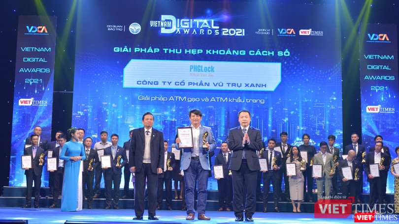 Ông Hoàng Tuấn Anh tại Lễ trao giải thưởng Chuyển đổi số năm 2021, được vinh danh ở hạng mục Giải pháp thu hẹp khoảng cách số