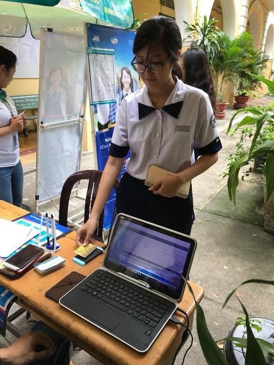 Học sinh Trường THCS Lý Thánh Tông (quận 8, TP.HCM) sử dụng thẻ học đường thông minh Học sinh Trường THCS Lý Thánh Tông (quận 8, TP.HCM) sử dụng thẻ học đường thông minh