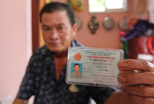 Ông Bảo Tài và chứng minh nhân dân phải ngày trước phải nhờ đến cố Thủ tướng Võ Văn Kiệt trợ giúp mới làm được do có nguyên quán ở Pháp, nơi ông nội và gia ông từng bị lưu đày. Ảnh:Duy Trần Ông Bảo Tài và chứng minh nhân dân phải ngày trước phải nhờ đến cố Thủ tướng Võ Văn Kiệt trợ giúp mới làm được do có nguyên quán ở Pháp, nơi ông nội và gia ông từng bị lưu đày. Ảnh:Duy Trần