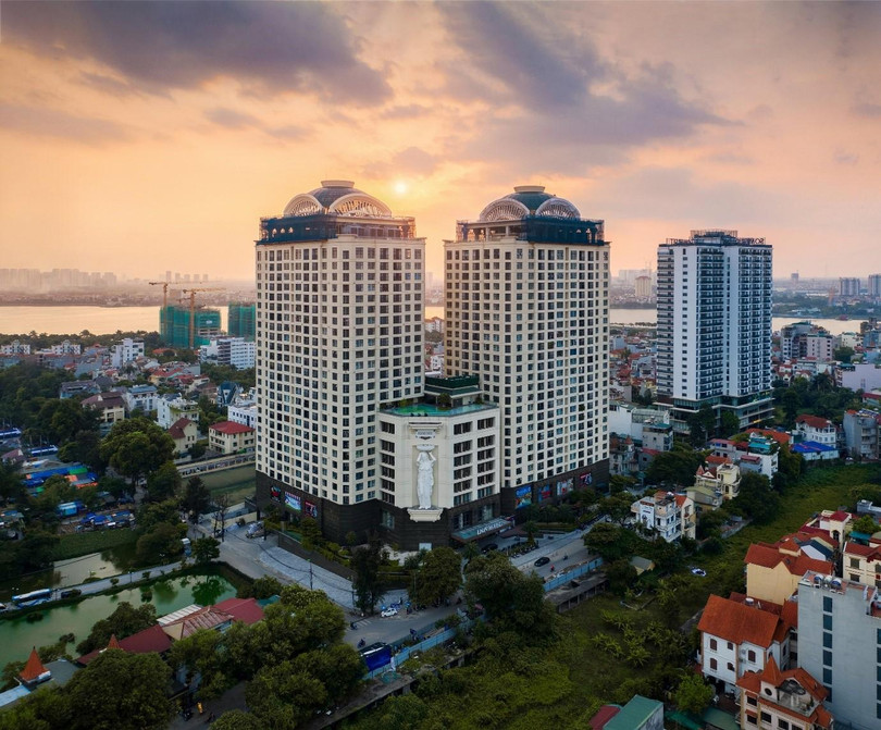 D’. Le Roi Soleil sở hữu vị trí trung tâm trên bán đảo Quảng An. D’. Le Roi Soleil sở hữu vị trí trung tâm trên bán đảo Quảng An.